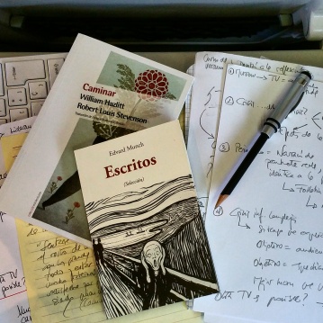 El tiempo y la velocidad casi siempre están presentes, de manera azarosa, en las lecturas que elijo cuando viajo en tren. Hoy me acompañan Munch y Stevenson.